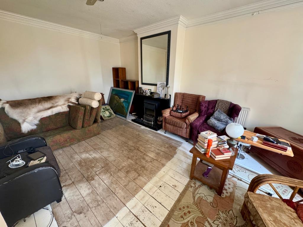 Lot: 159 - FIRST FLOOR FLAT FOR IMPROVEMENT WITH SEA VIEWS - Living room